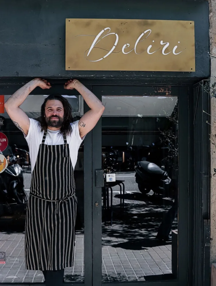 Chef David Morera en la entrada del restaurante Deliri