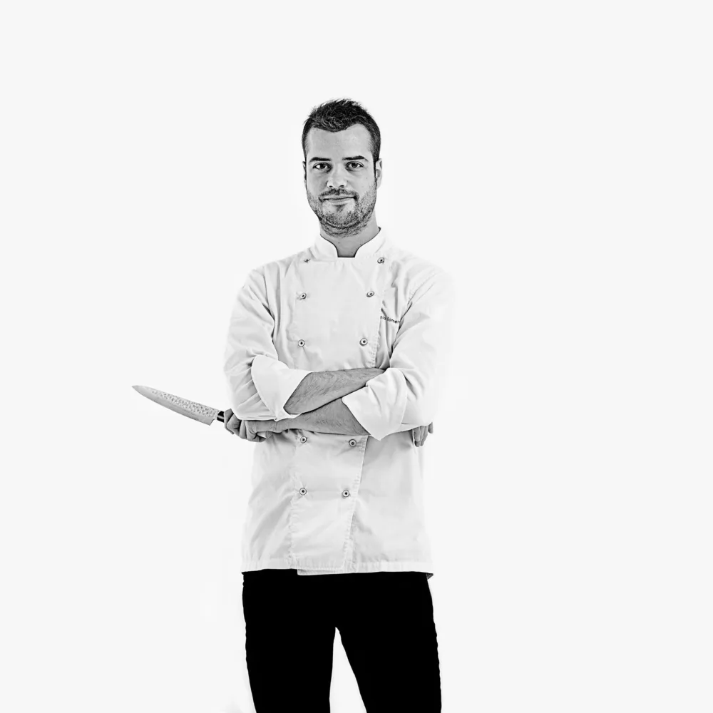 Chef Toni Romero, de Suculent, con un cuchillo
