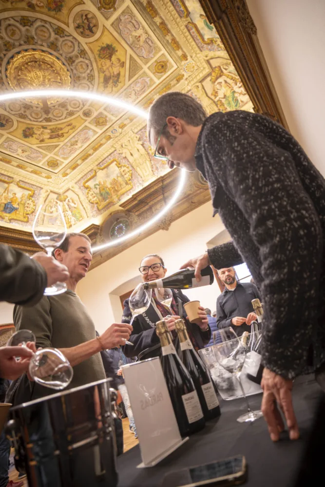 Servicio de corpinnats en una cata en una sala noble