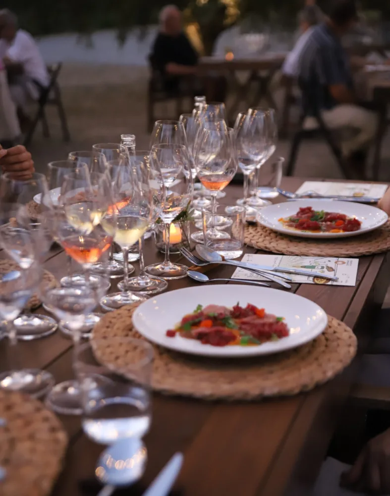 Mesa puesta para una cena en la bodega Torné & Bel