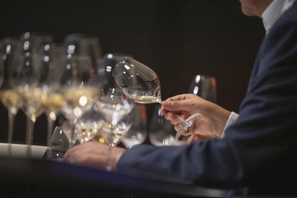 Cata de espumoso en una mesa con copas