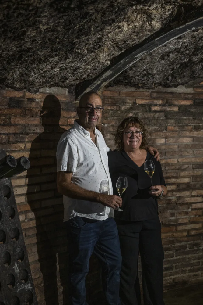 Fèlix Massana y Cristina Castillo en la cava de su bodega