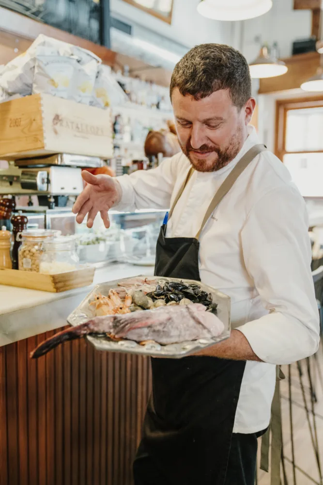 Chef Txema Martínez, de Bodega Amposta, con una bandeja de pescado