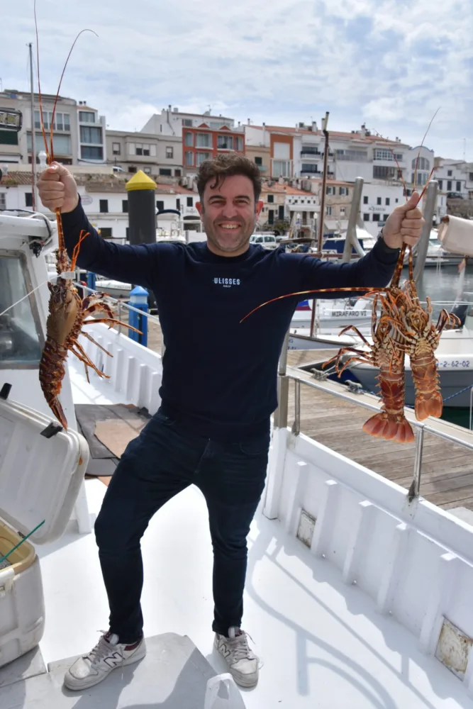 Chef Joan Canals, de Ulisses, en un puerto con langostas