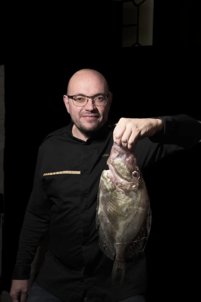 Chef Nicolau Roger, de Via Restaurant, con un pescado