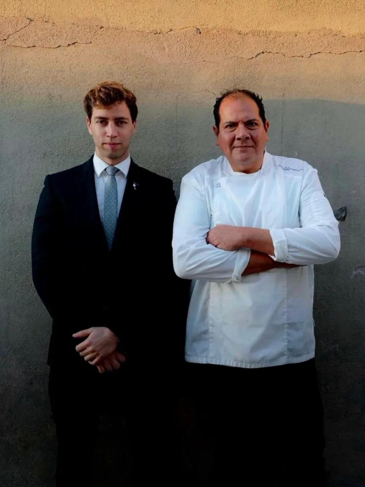 Los chefs de La Llotja delante de un muro de piedra