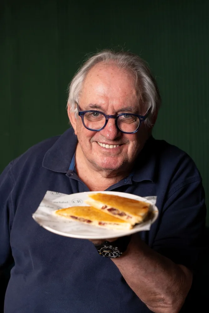 Chef Rafa Antonin, de Casa Rafuel, con un plato