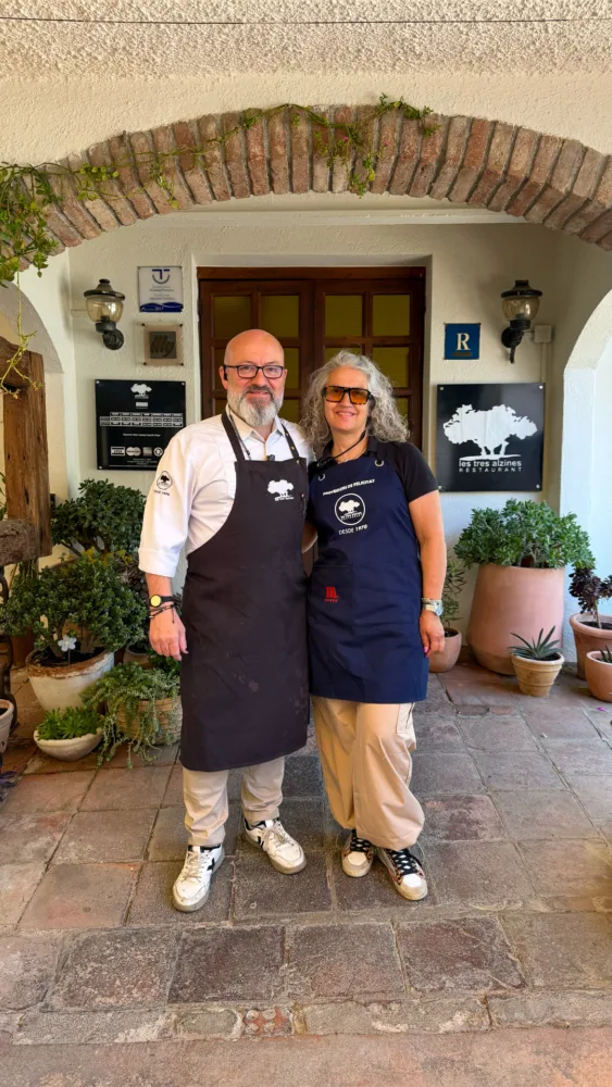 Chef Joan Valls, de Les Tres Alzines, con su compañera