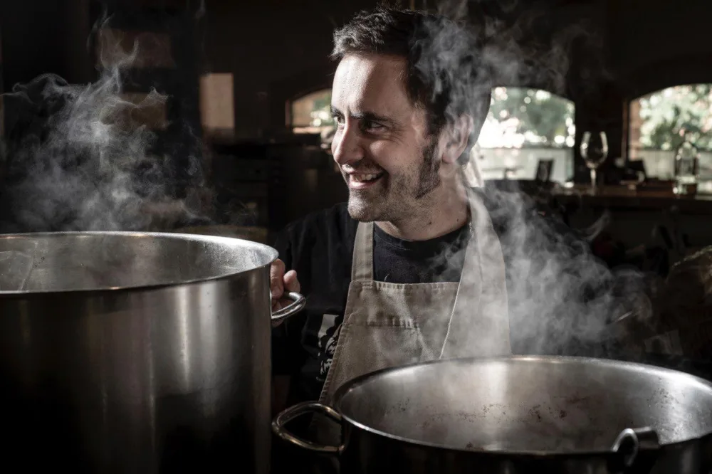 Chef Oriol Llavina, de El Cigró d'Or, en la cocina