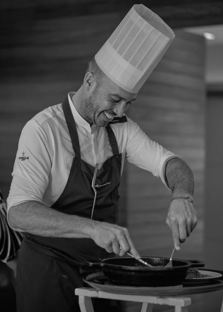 Chef Quim Casellas, de Casamar, cocinando