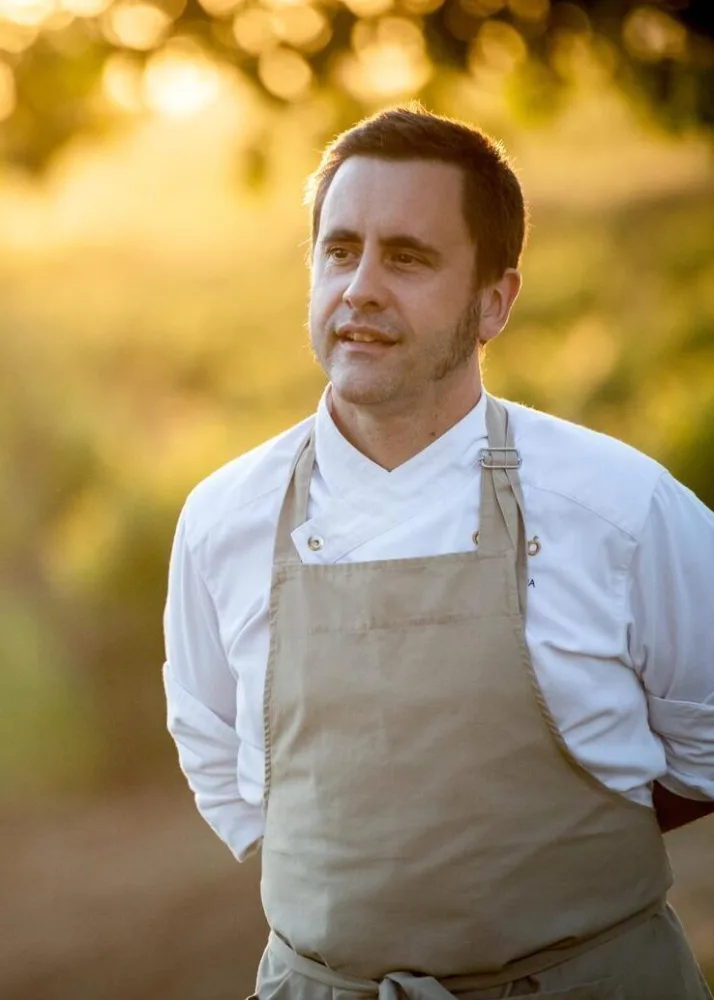 Chef Oriol Llavina, de El Cigró d'Or, al aire libre