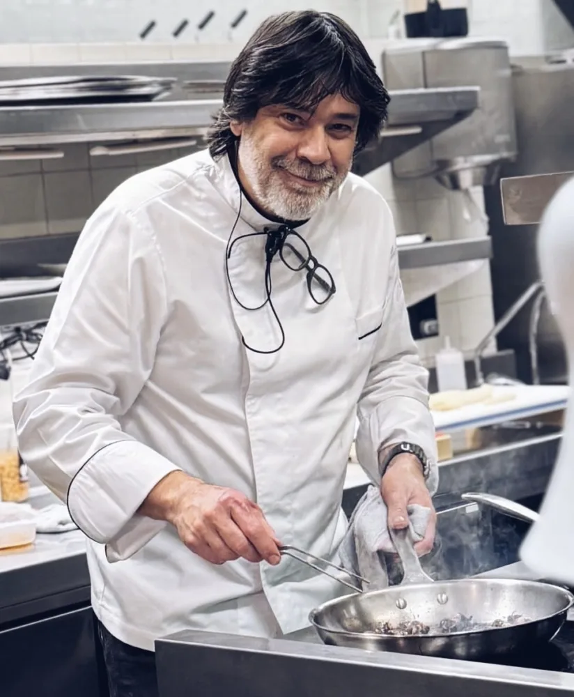 Chef Francesc Guarro, del Hostal Olga, cocinando