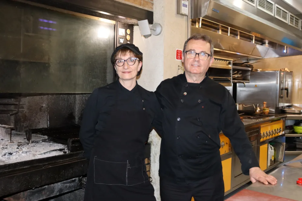 Los chefs Santi y Tona en la cocina de Cal Xim