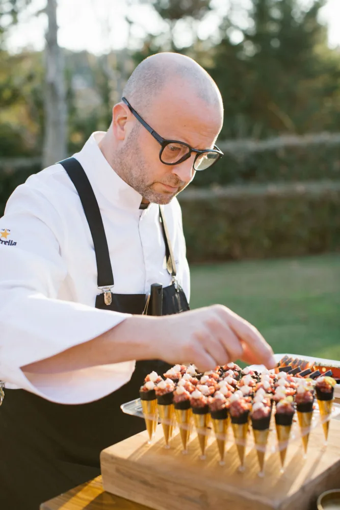 Chef Gonzalo Isla, del restaurante Aspic, emplatando al aire libre