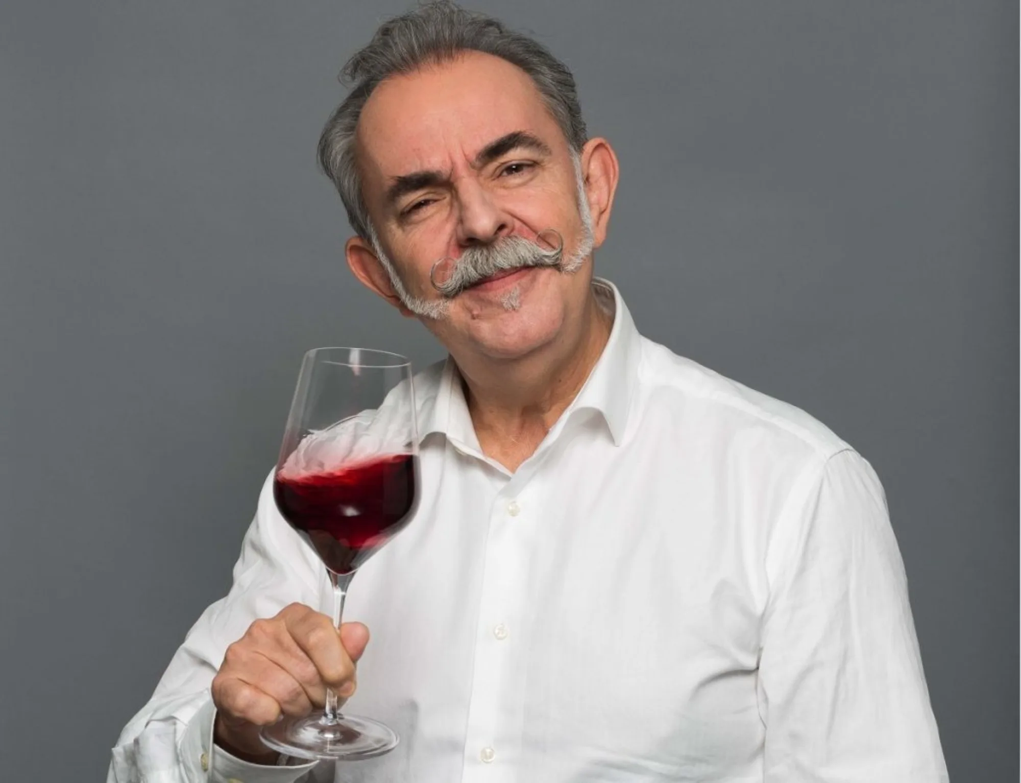 Retrato de un sumiller con una copa de vino tinto