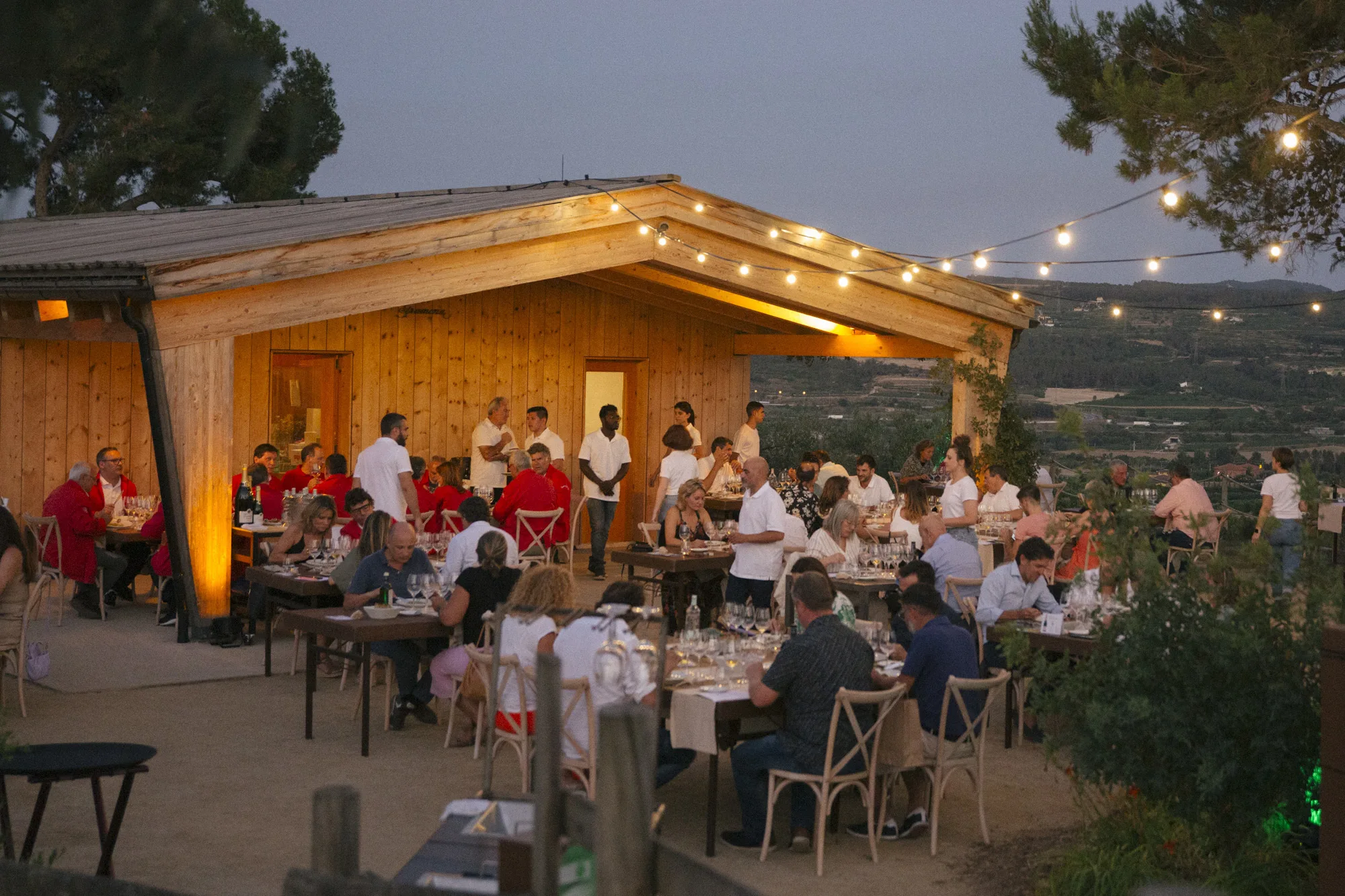 Sopar a l'aire lliure del Festival Gastronòmic Corpinnat al vespre