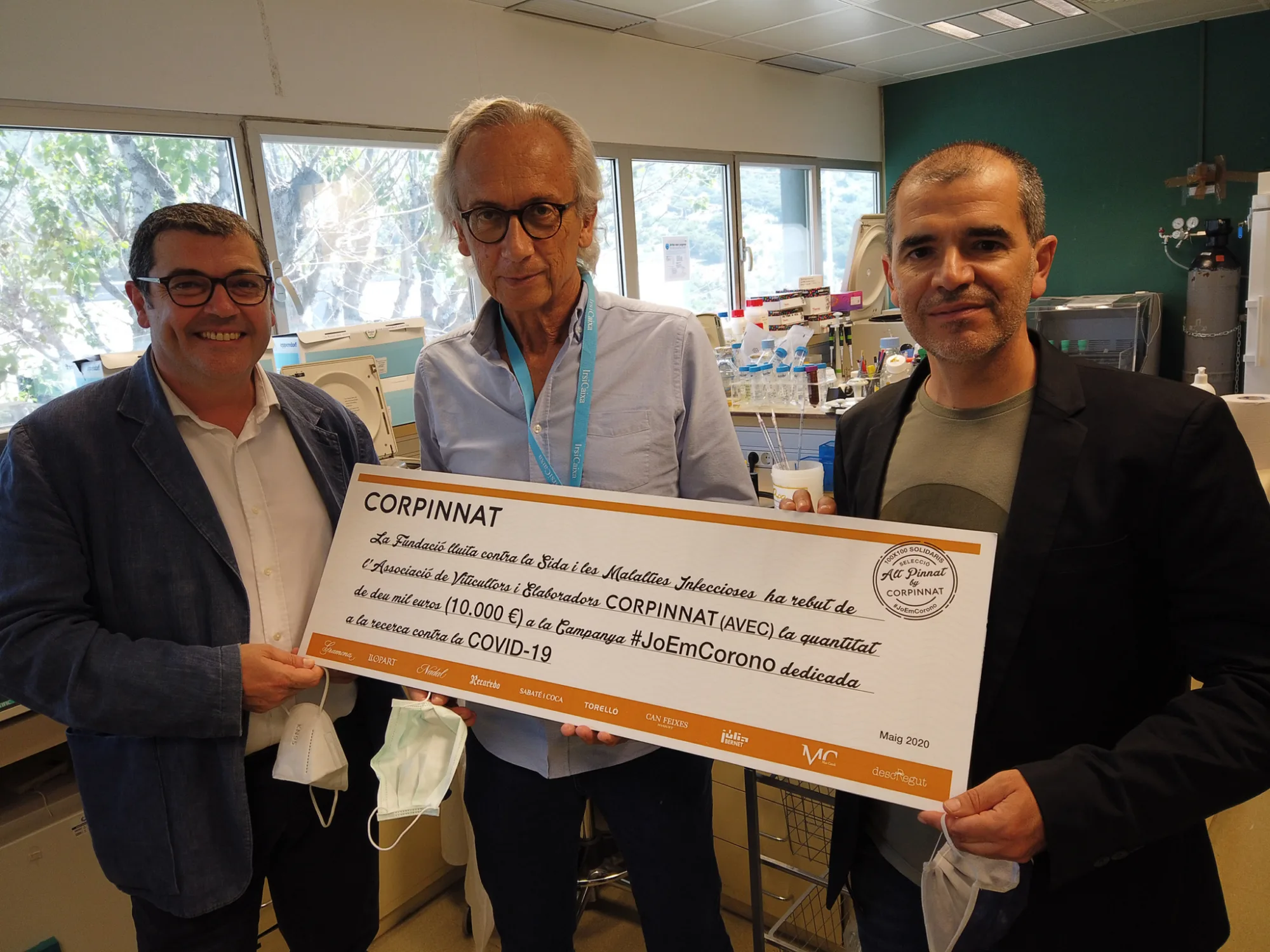 Lliurament dels 10.000 euros de Corpinnat a la campanya #JoEmCorono