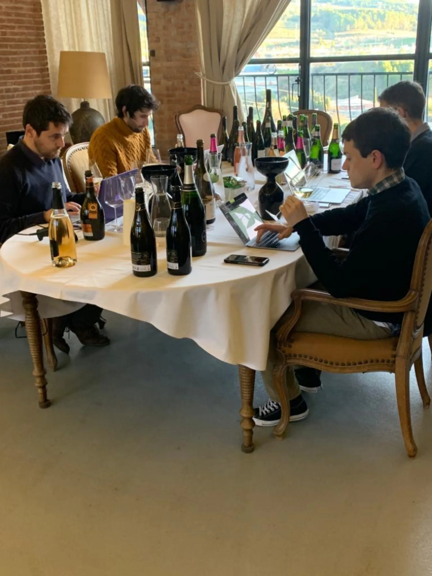 Guía Peñín tasters assessing corpinnats