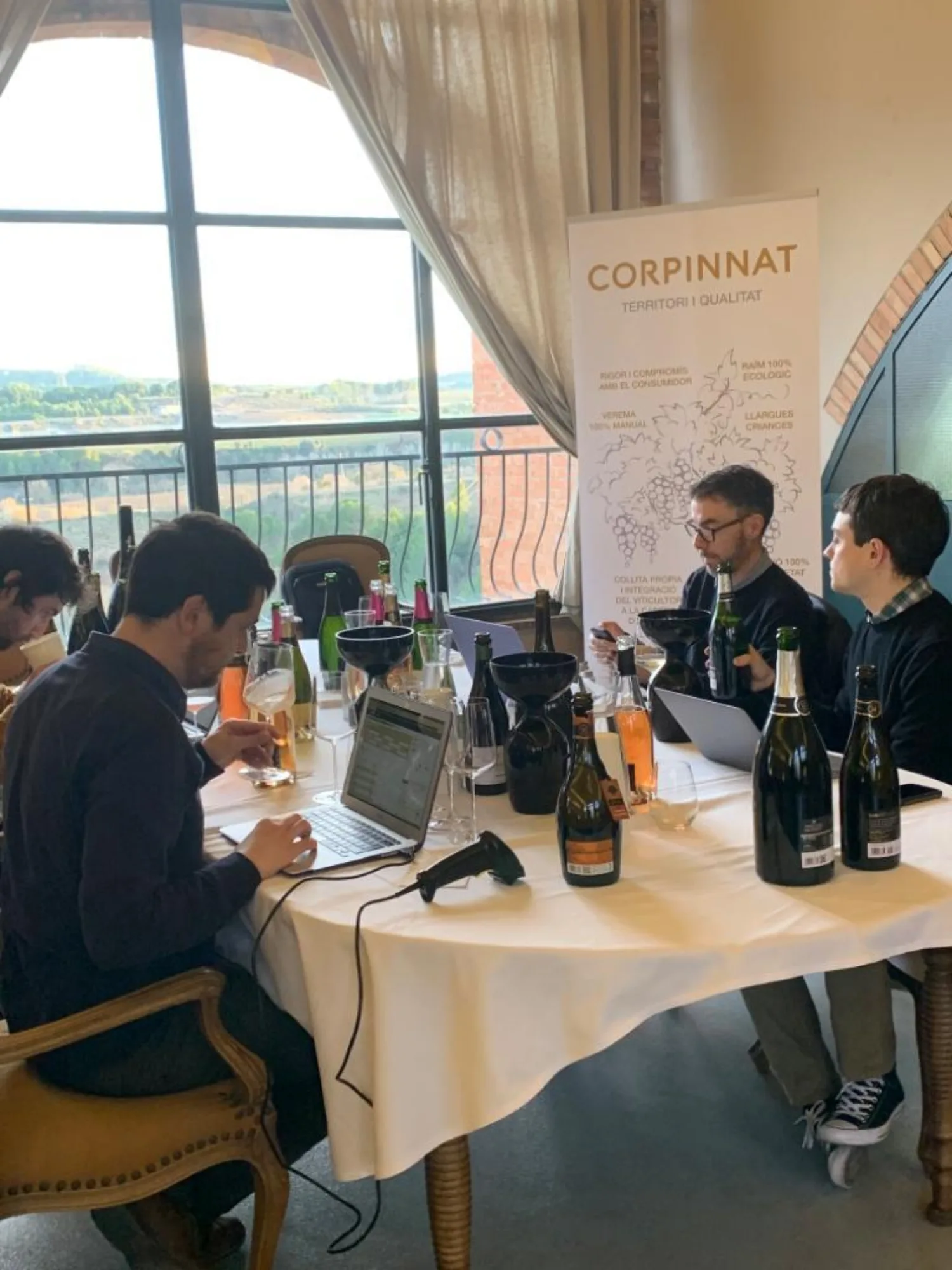 Guía Peñín corpinnat tasting in a room with a view