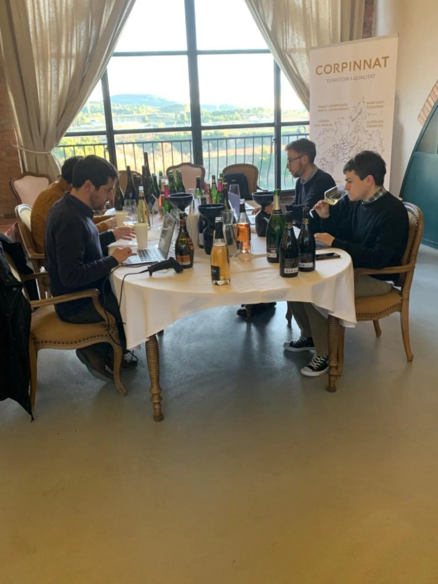 Guía Peñín tasting session with over 60 corpinnats
