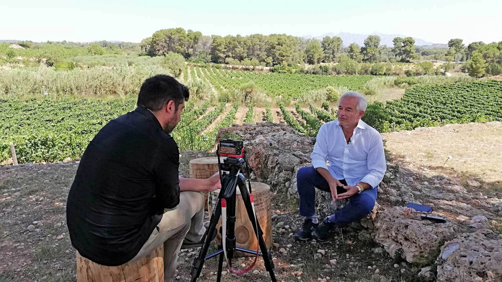 Grabación de una entrevista entre los viñedos del Penedès