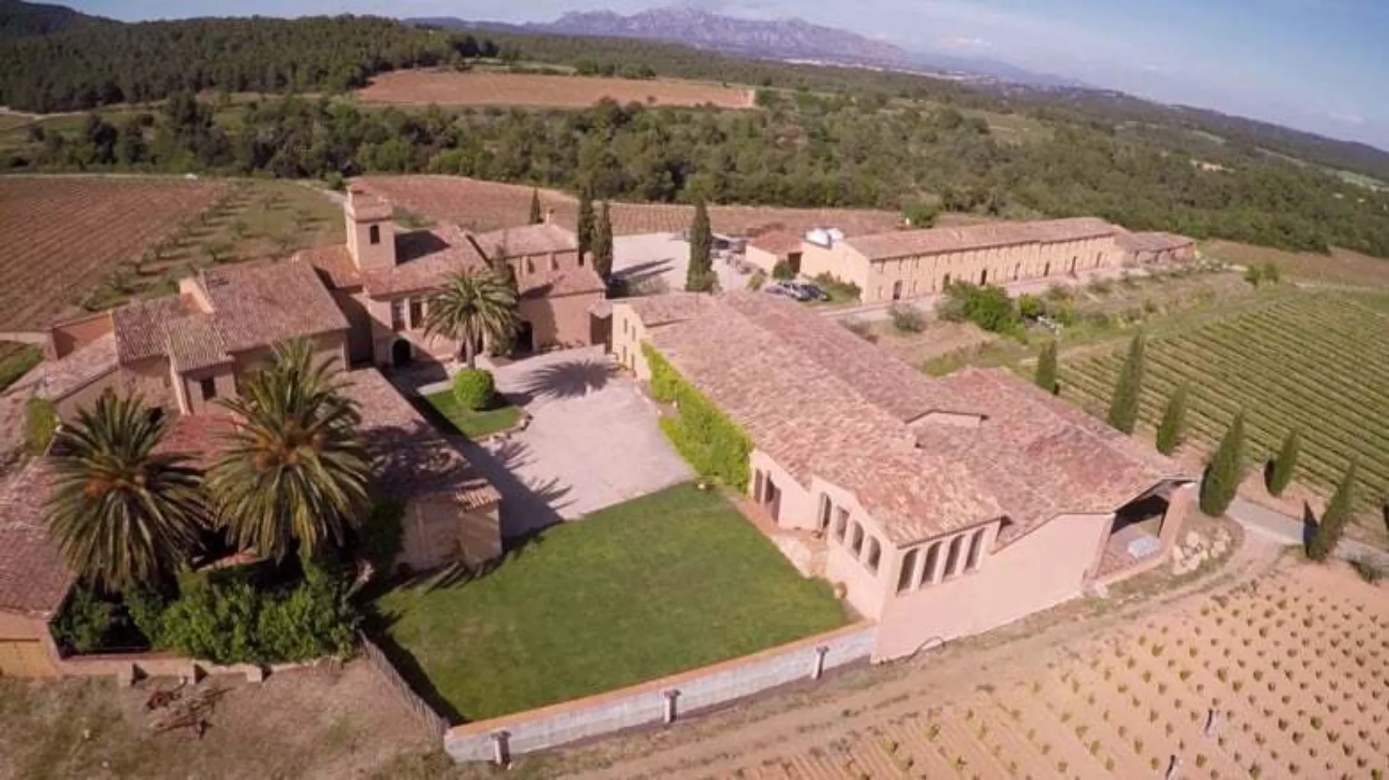 Vista aérea de la finca Can Feixes rodeada de viñedos