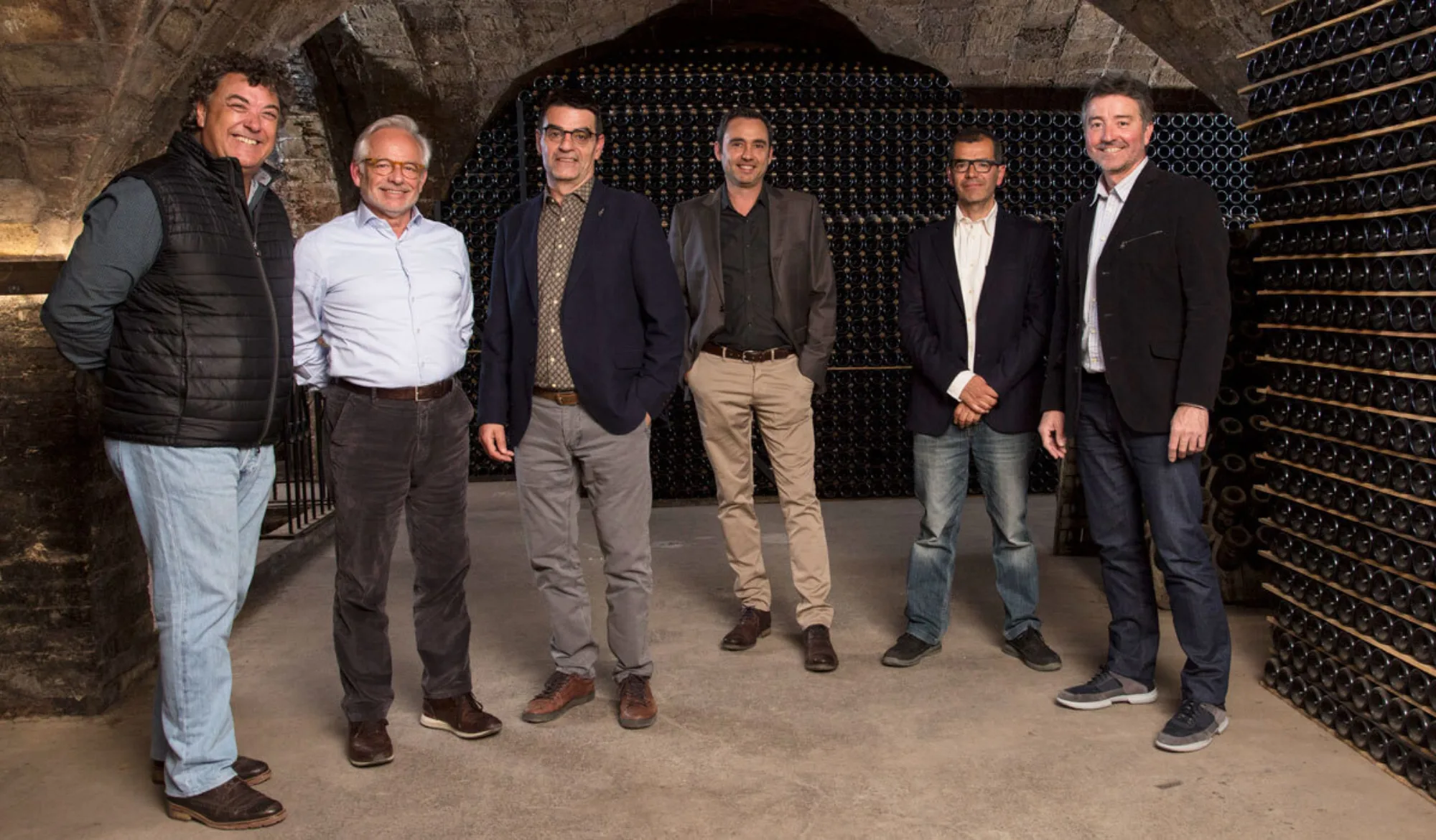 Fundadores de Corpinnat en la cava de una bodega