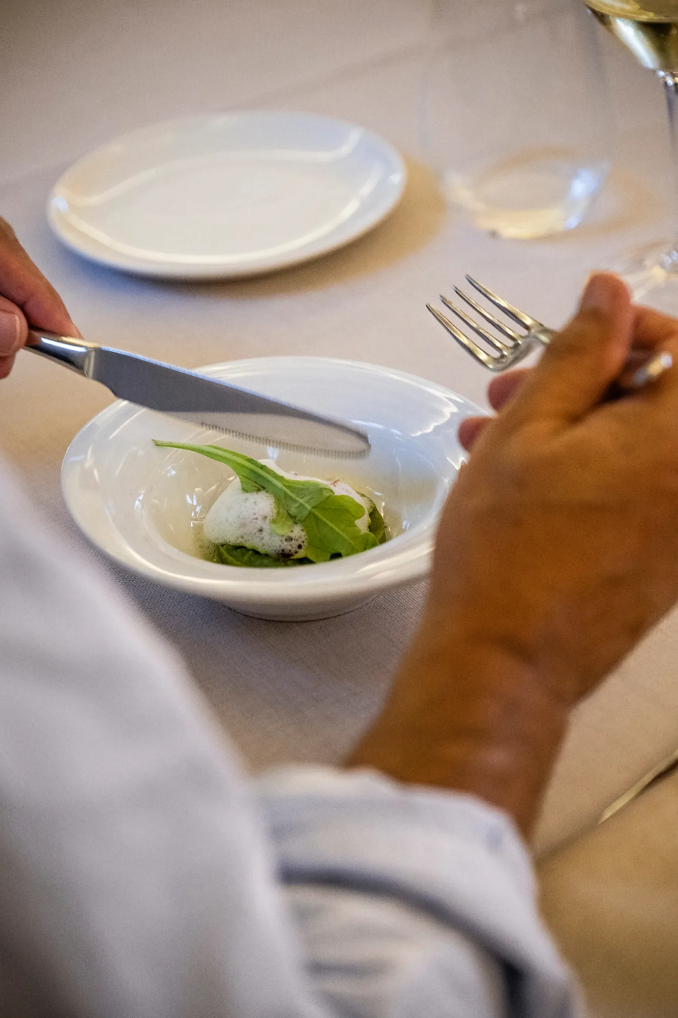 Comensal probando un plato en una cena del Festival Gastronómico Corpinnat