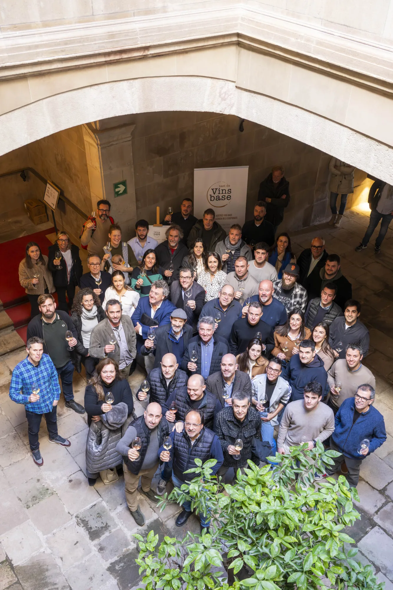 Fotografía de grupo de las bodegas Corpinnat en un patio