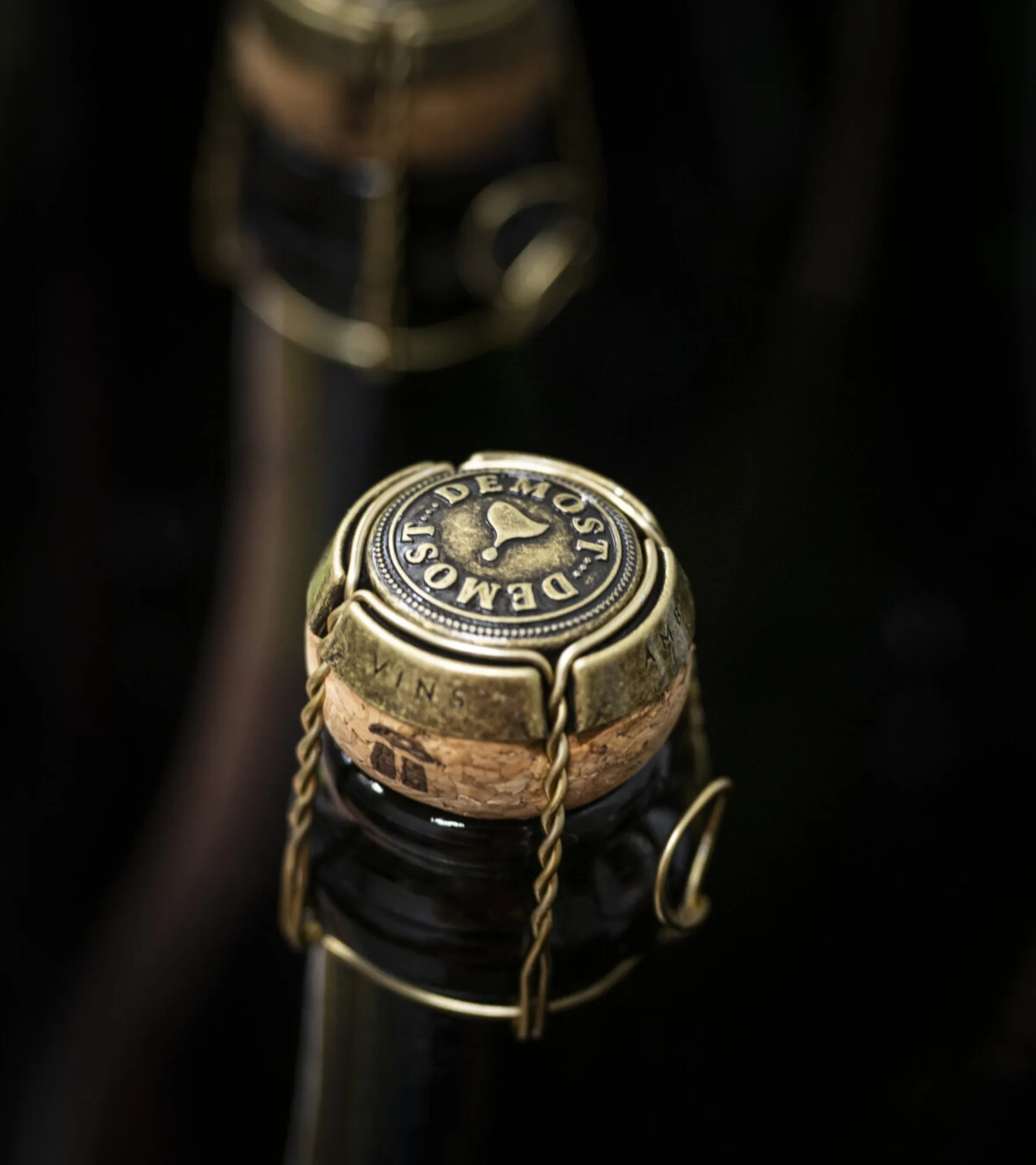 Detalle del tapón y la chapa de una botella de espumoso Demost