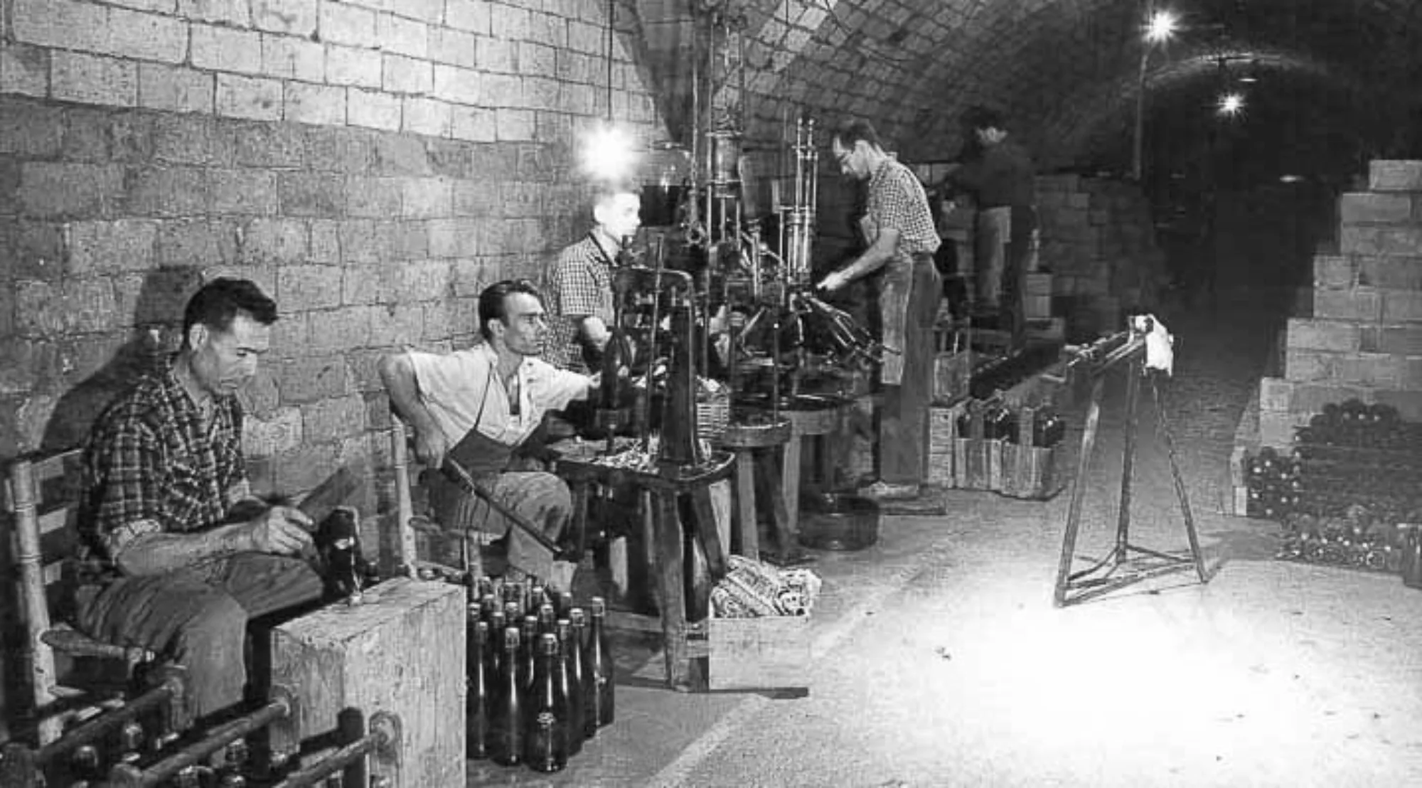 Fotografia antiga de treballadors en una cava