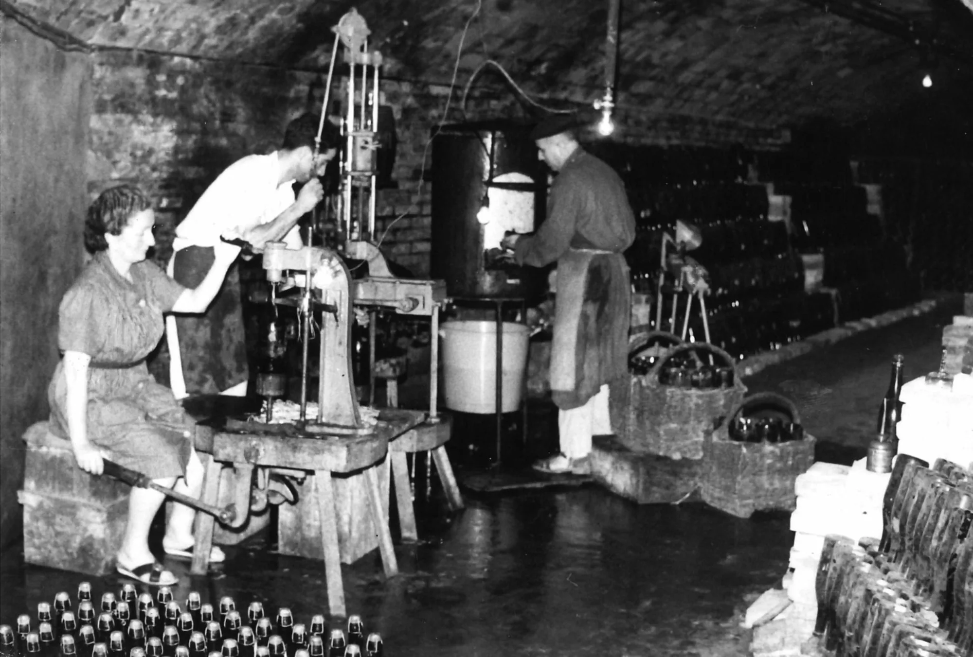 Fotografia antiga de l'elaboració a la cava