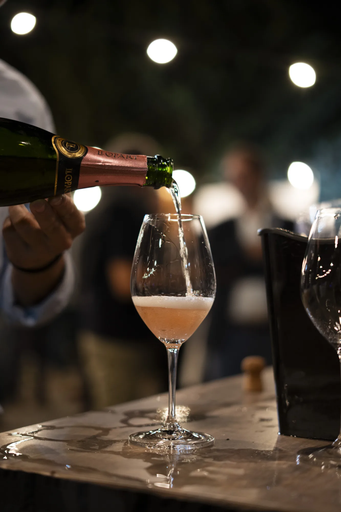 Servei d'escumós rosat a la Nit de Verema Corpinnat