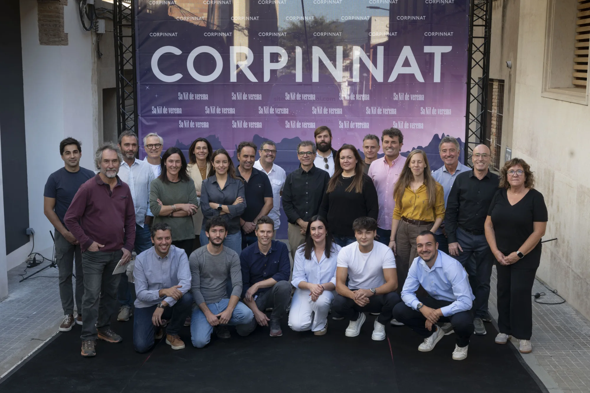 Fotografía de grupo de los bodegas Corpinnat en la Noche de Vendimia
