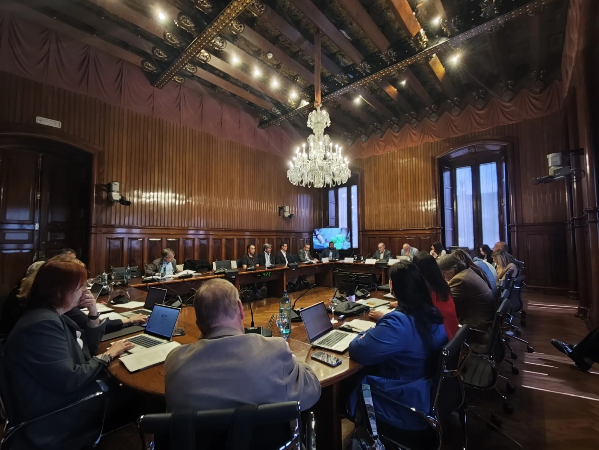 Debate on the Corpinnat model in a stately hall