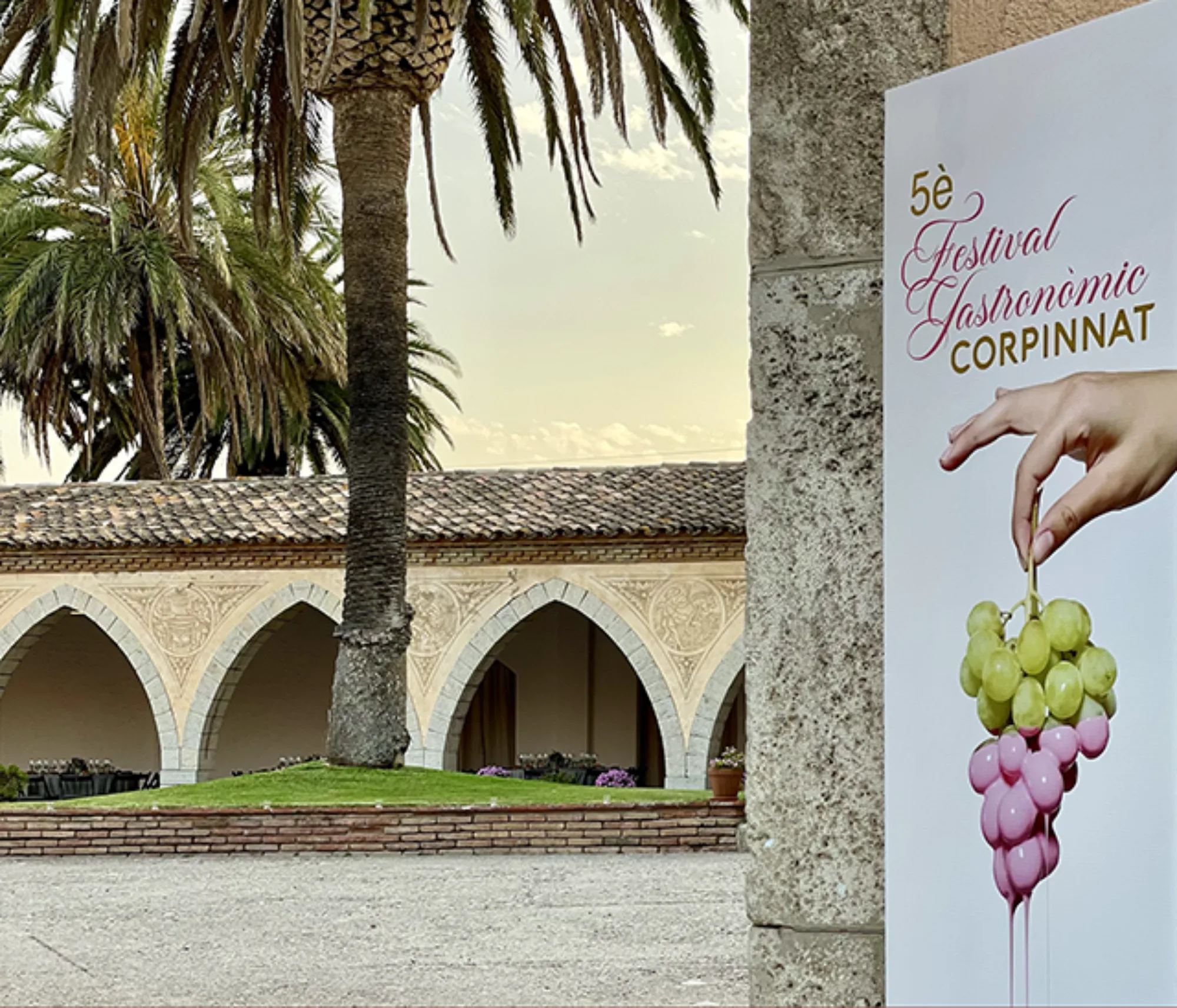 Cartel del 5º Festival Gastronómico Corpinnat en un claustro de bodega