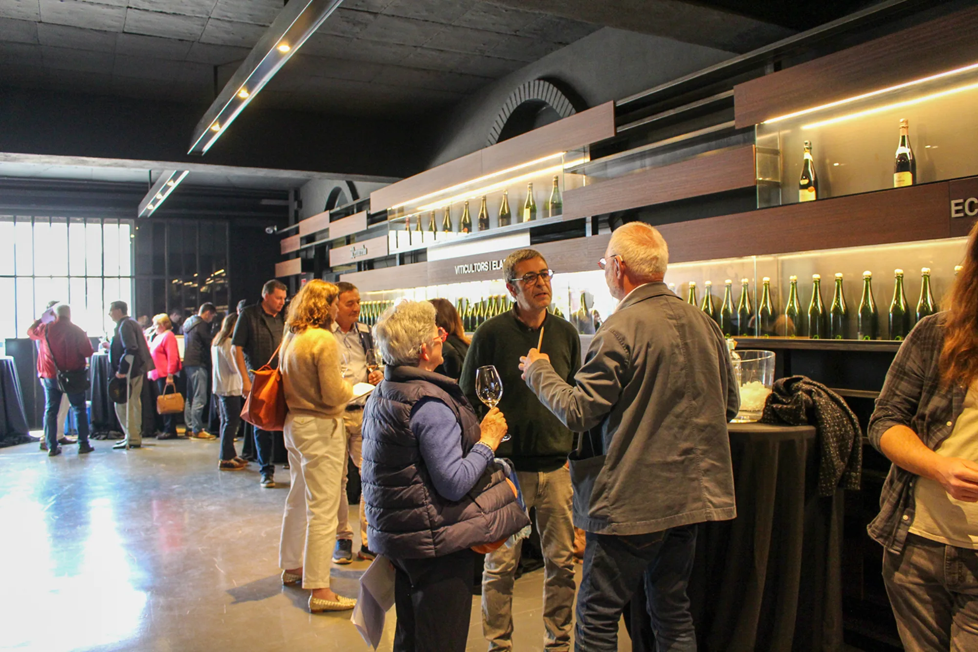 Visita de l'Académie du Vin de France a un celler Corpinnat