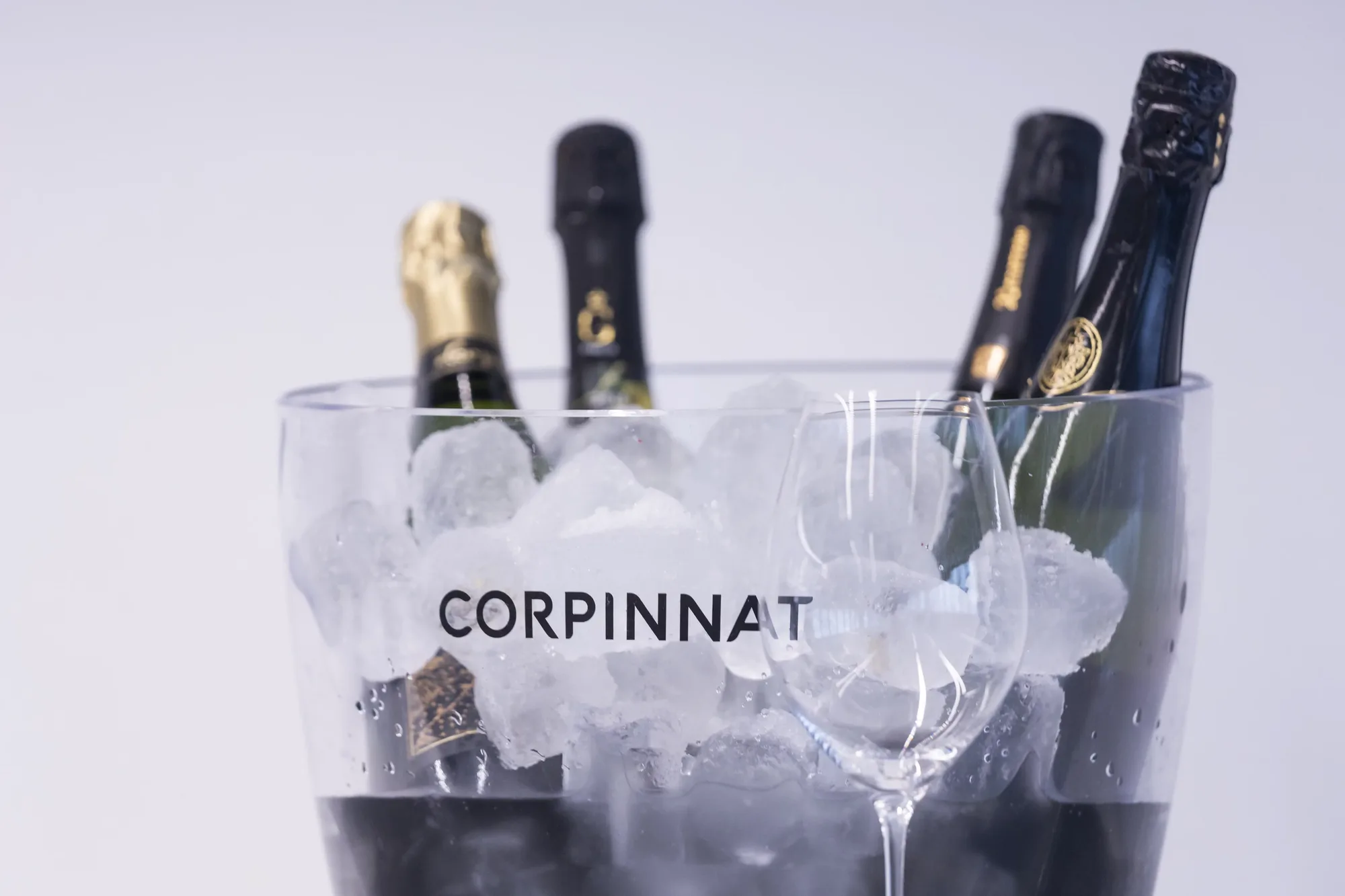 Ampolles de corpinnats en una glaçonera Corpinnat