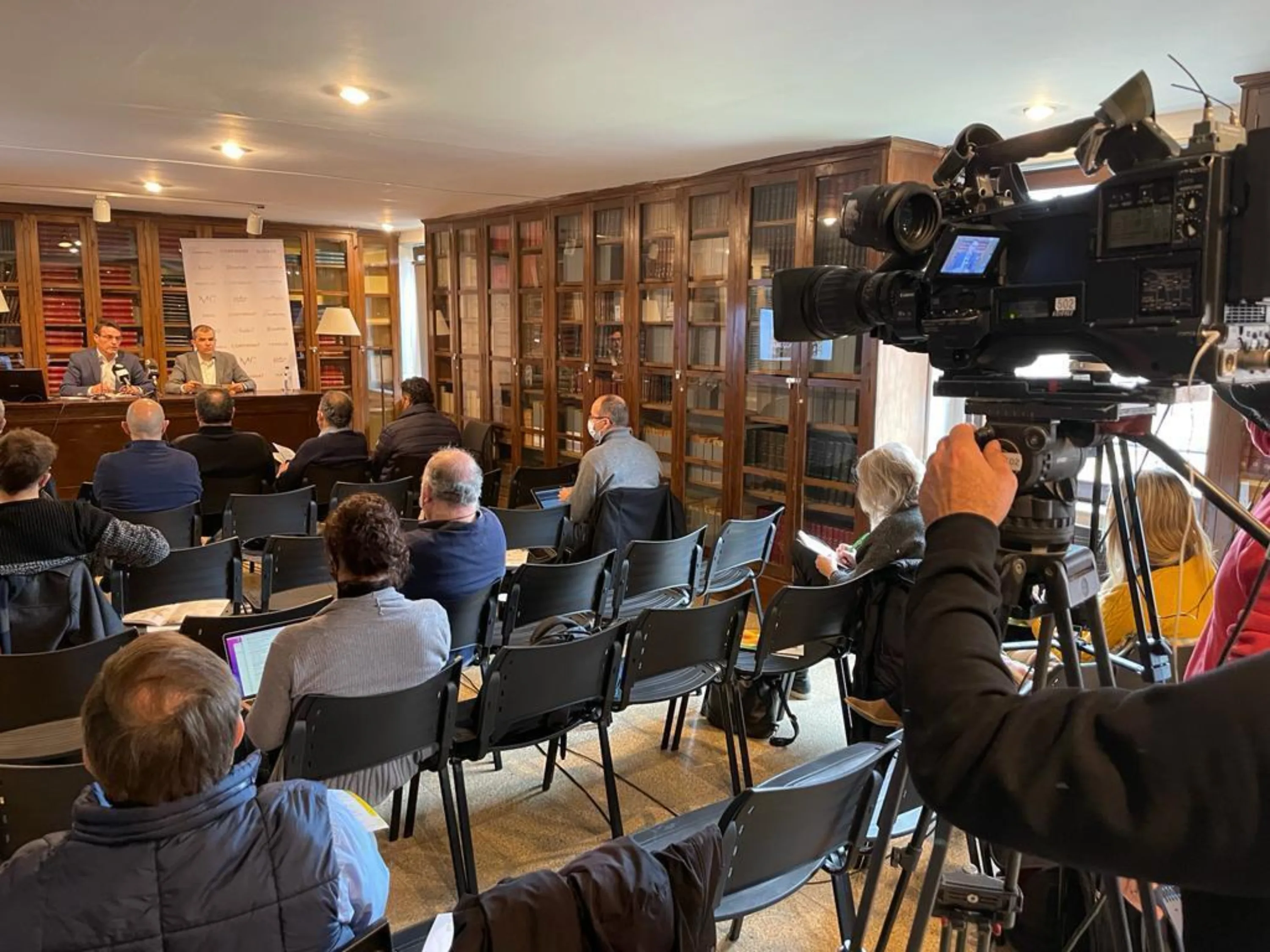 Periodistas en una rueda de prensa de Corpinnat