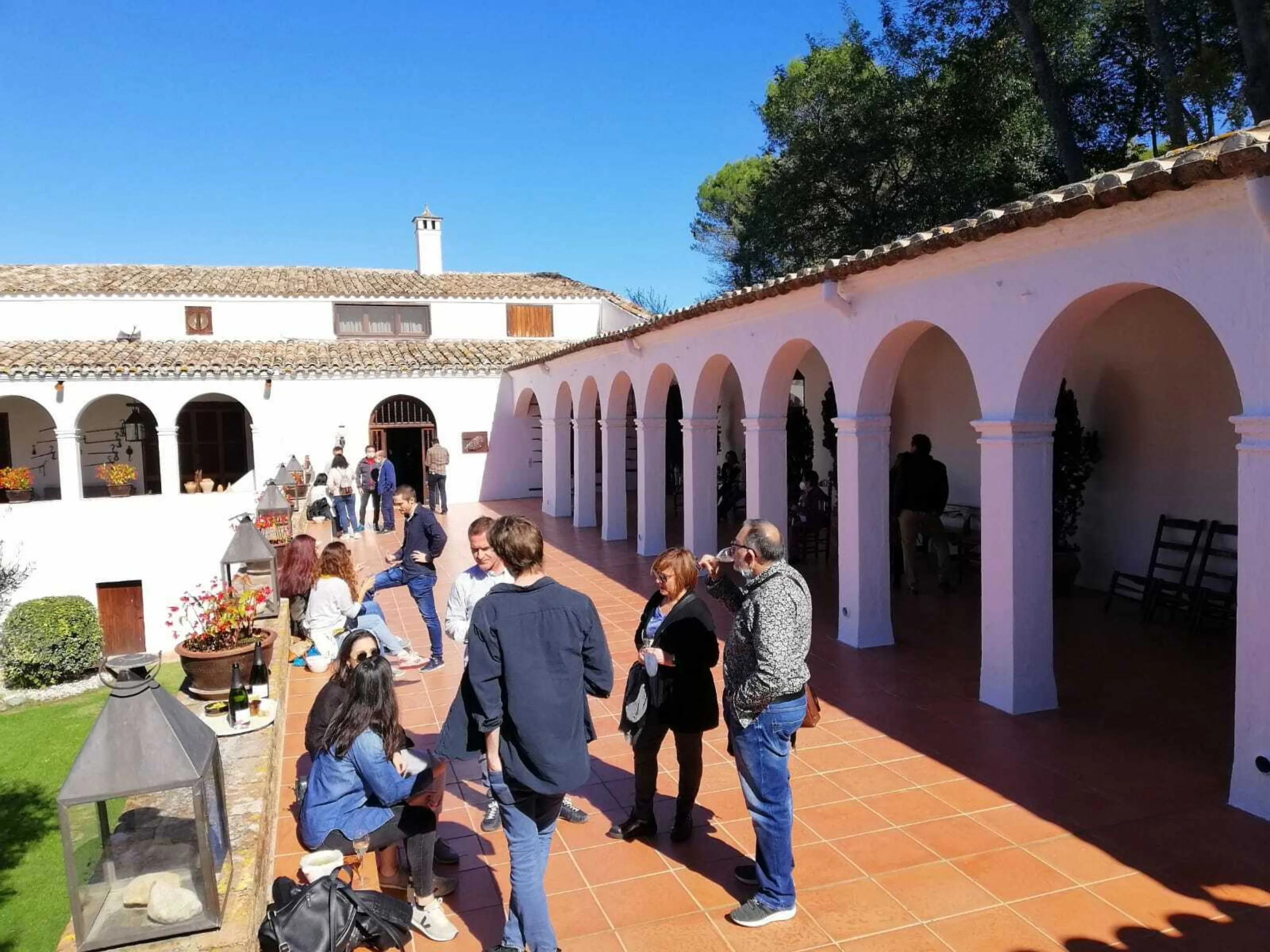 Visitantes en el porche de una bodega durante la jornada solidaria de puertas abiertas