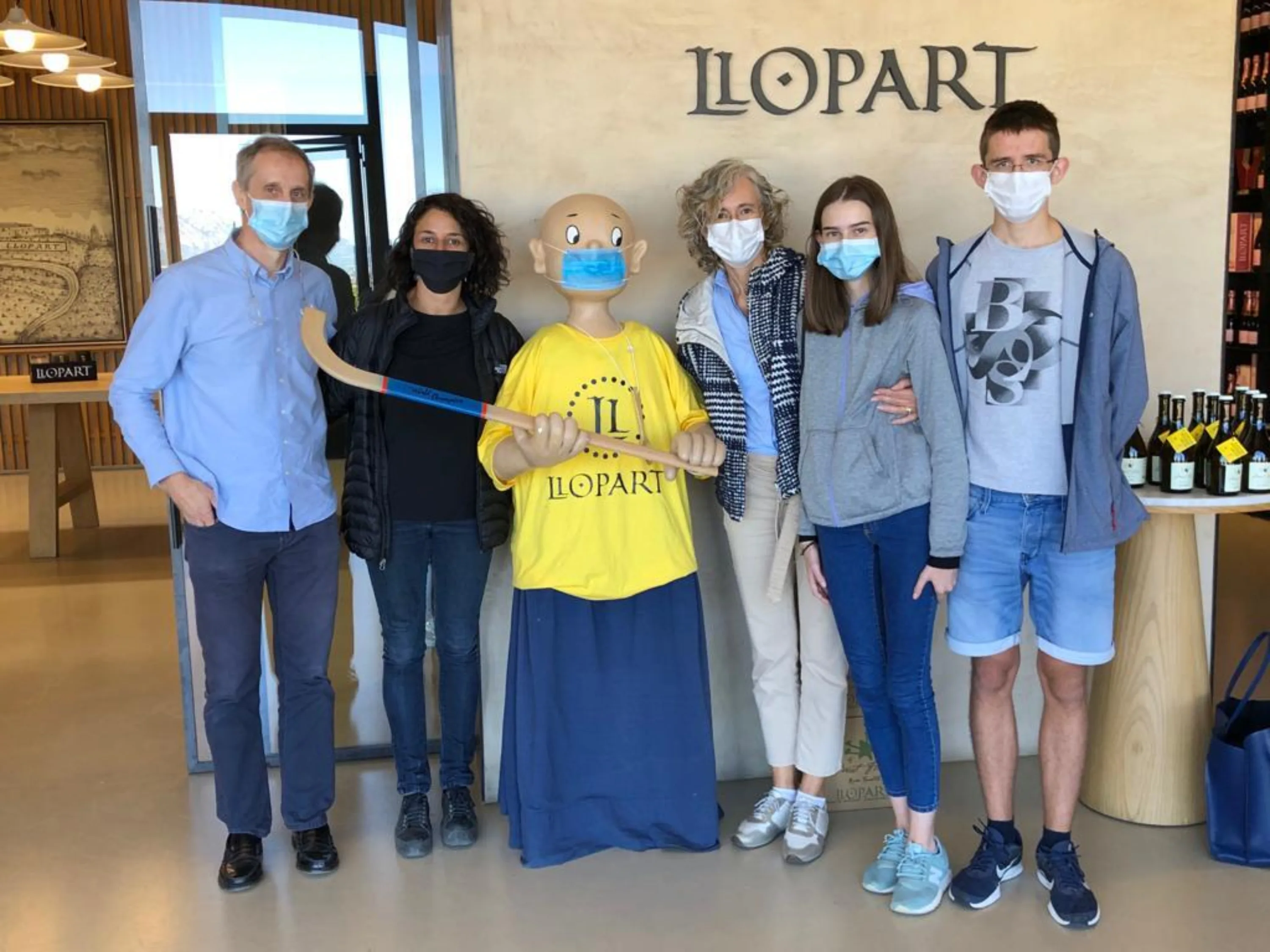 Equipo y visitantes en la tienda de Llopart durante la jornada solidaria