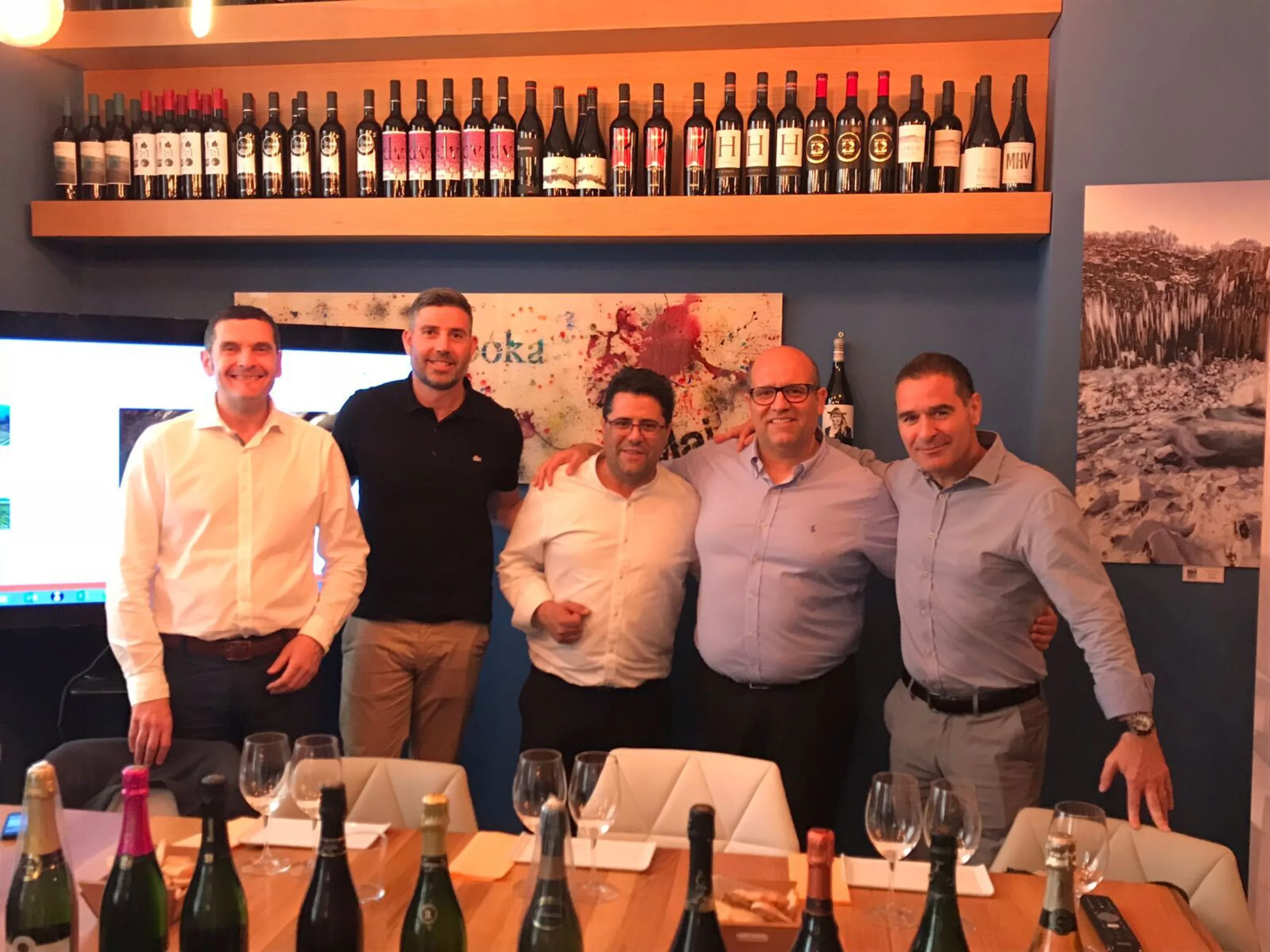 Corpinnat presentation in Málaga in front of a wall of bottles