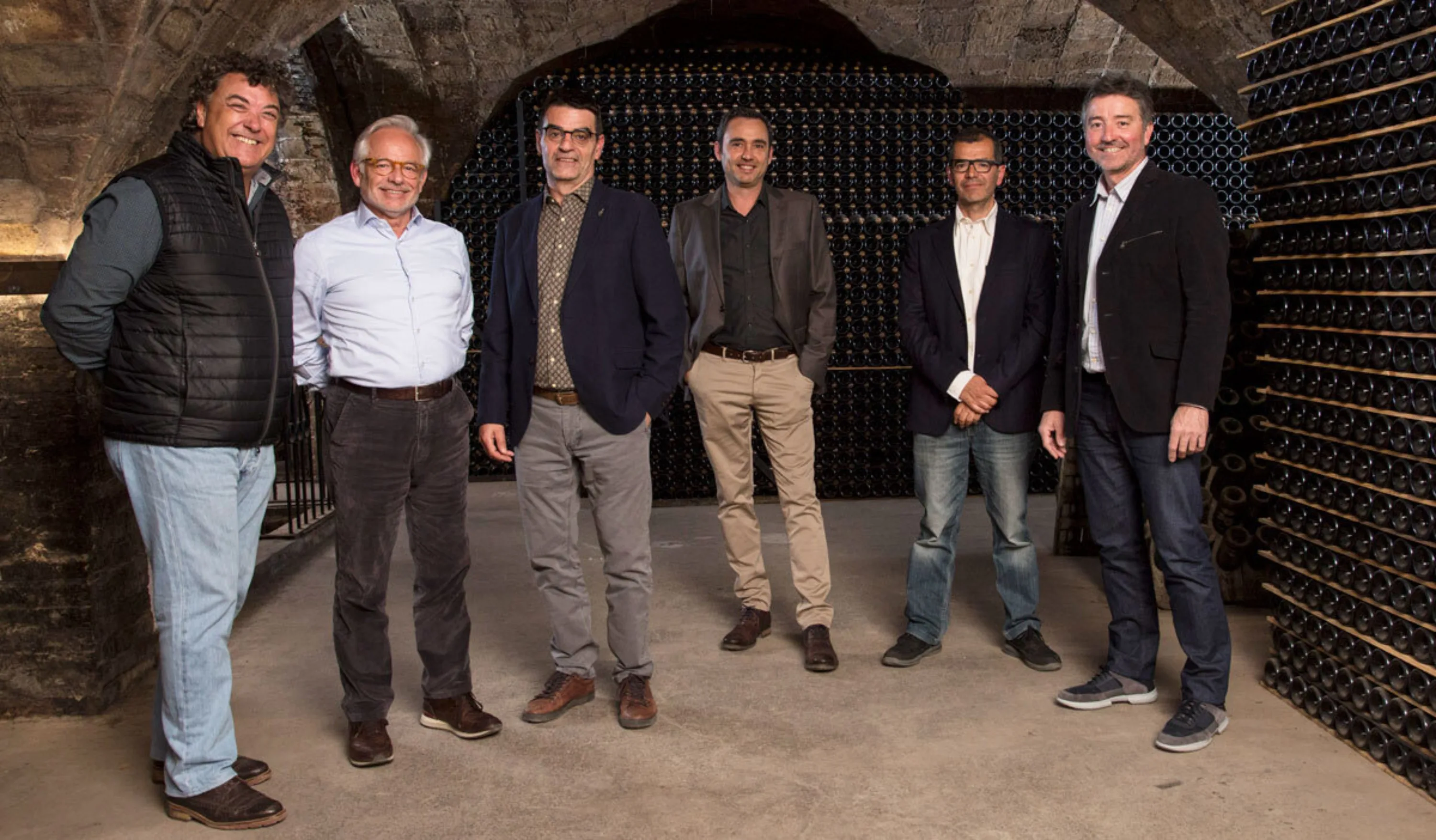 Fundadores de Corpinnat en la cava de una bodega