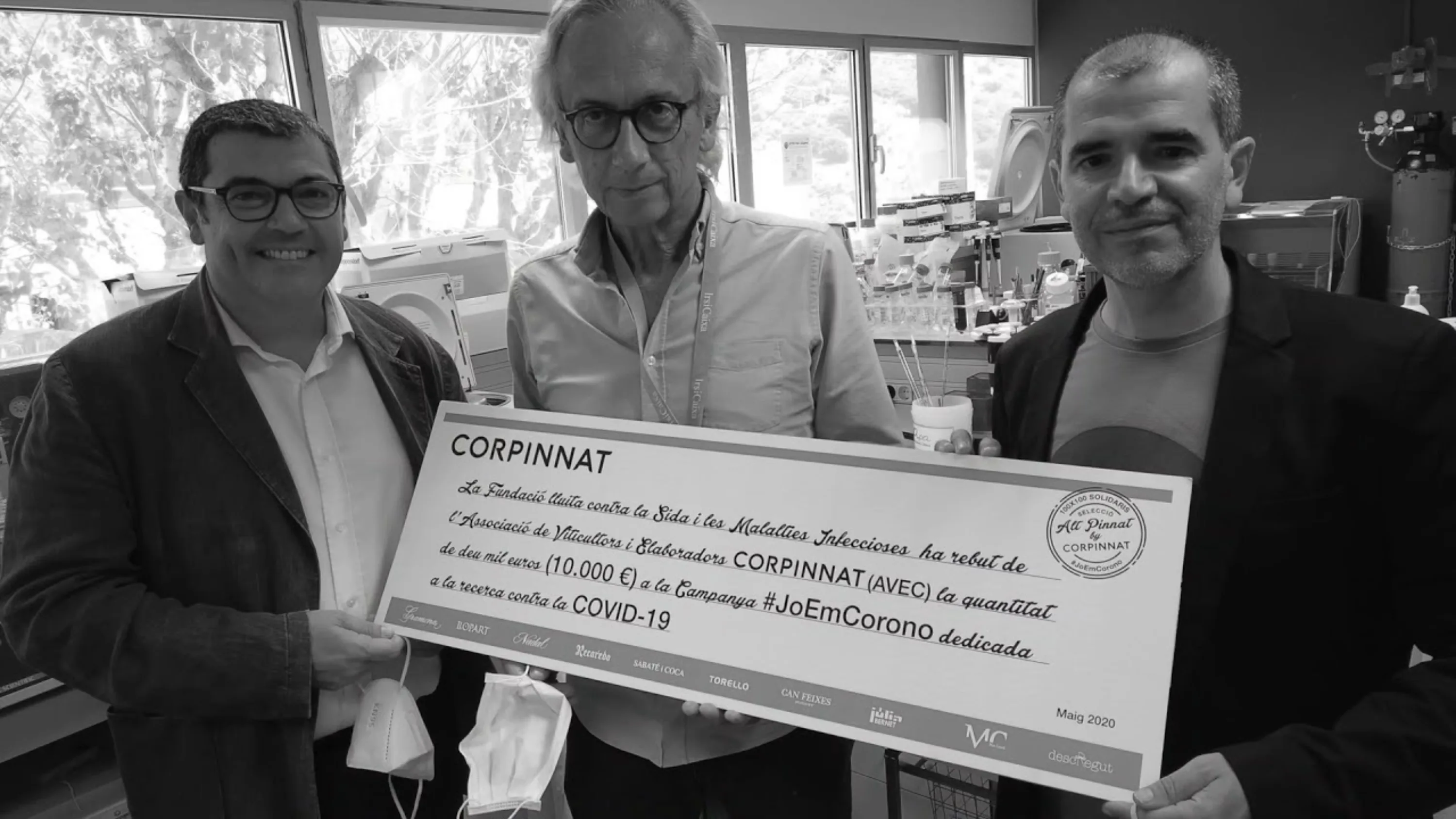 Corpinnat presenting its charity cheque to the #JoEmCorono campaign