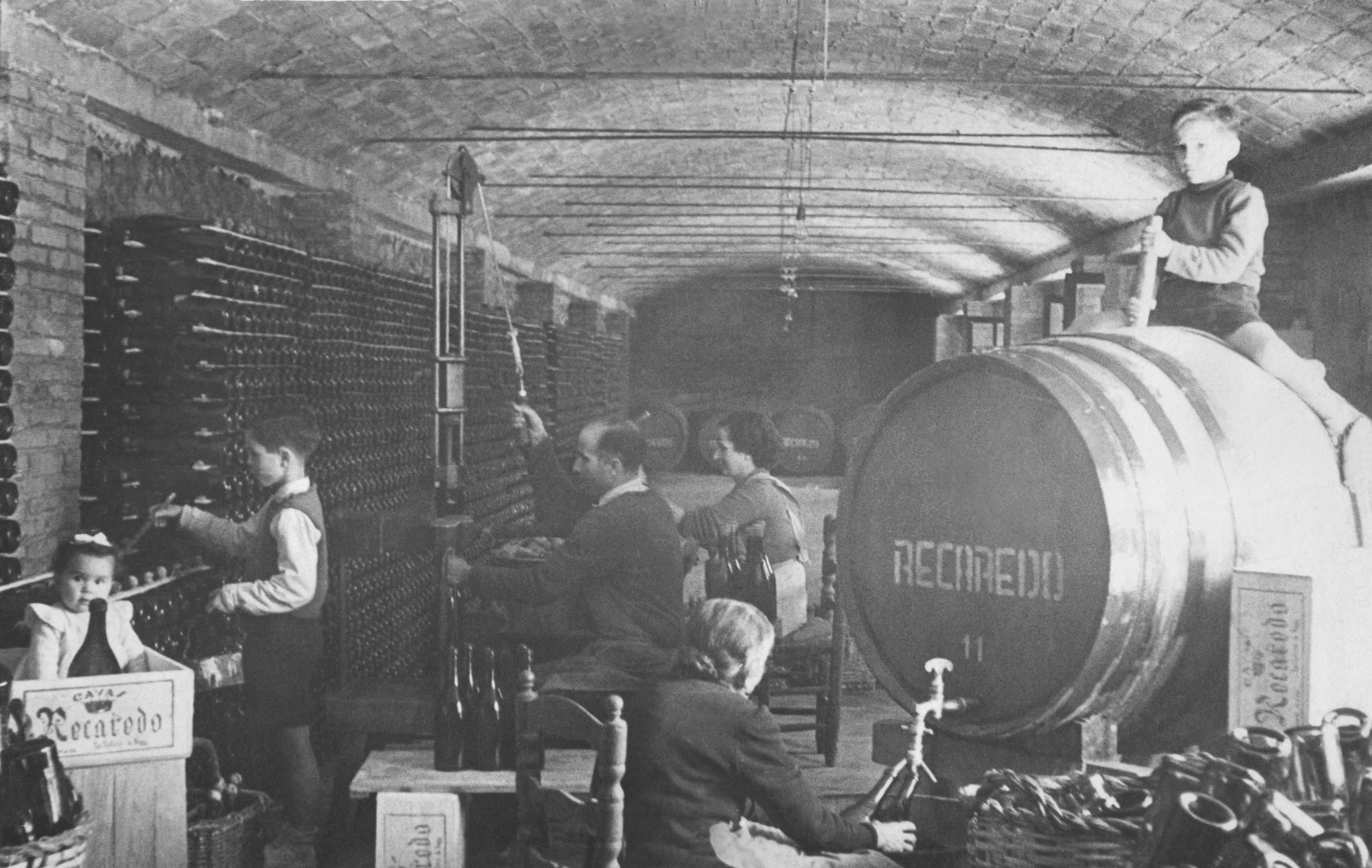 Old photograph of work in a Penedès cellar