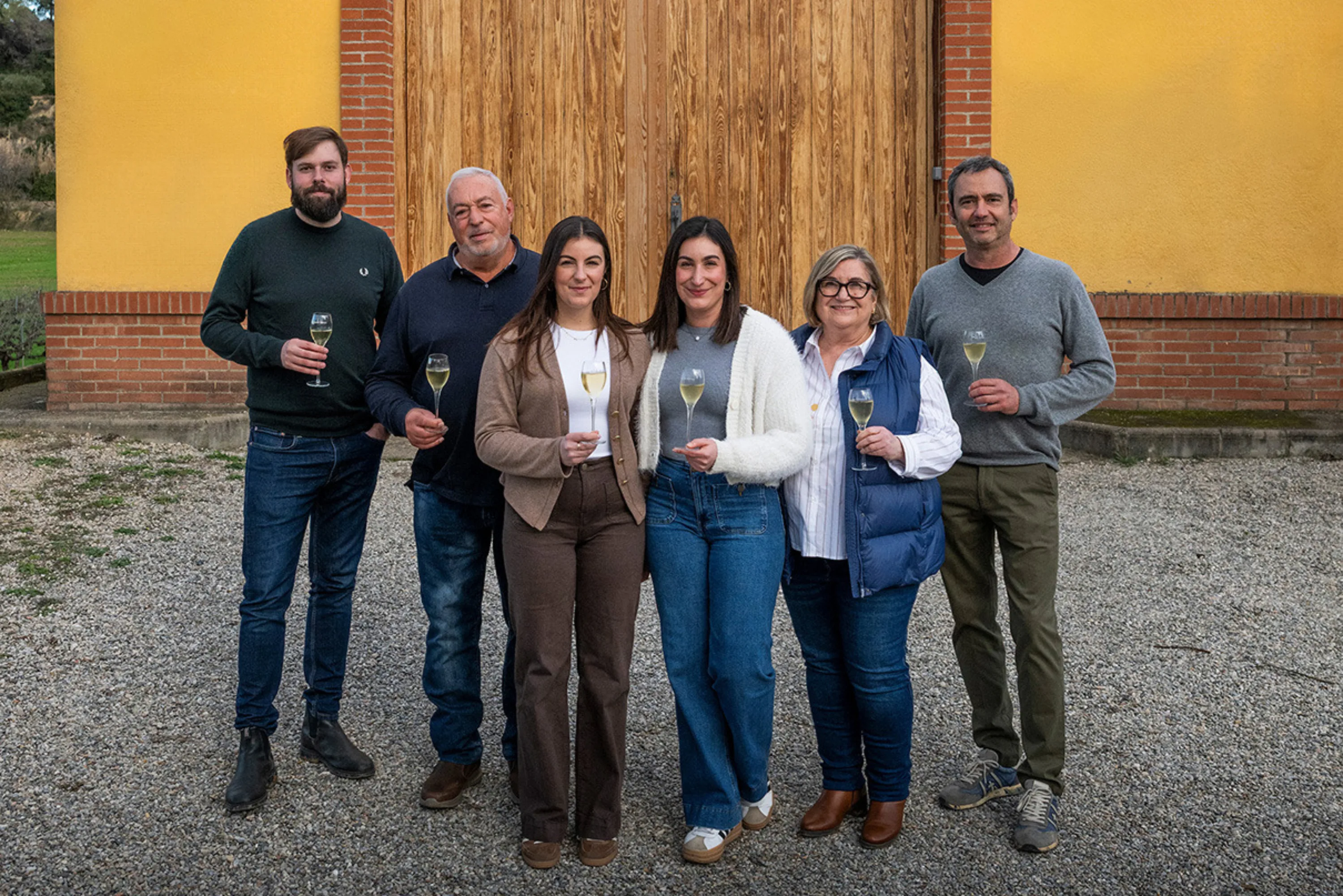 Brindis davant del celler per la incorporació de Torné & Bel