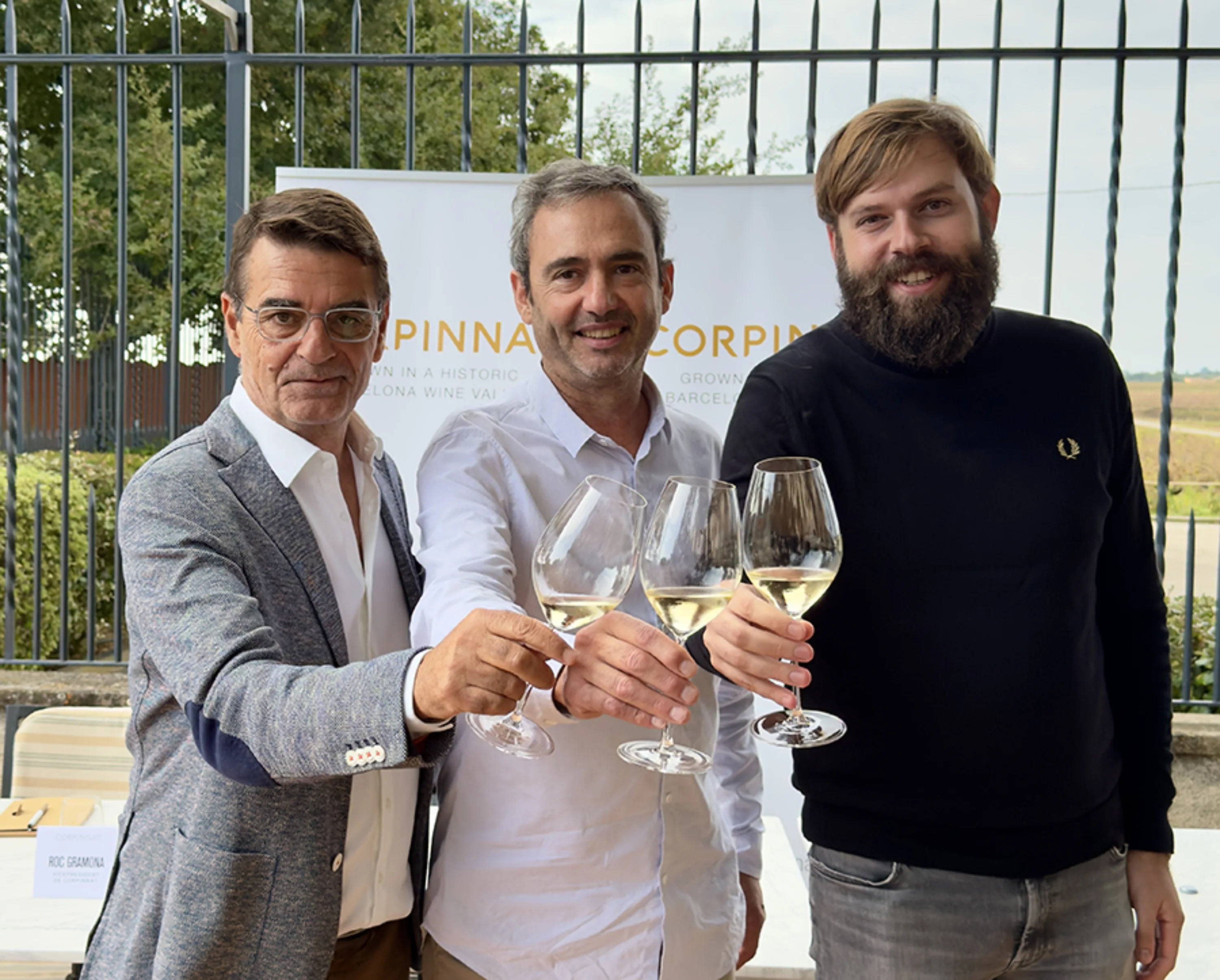 Brindis con corpinnat en una presentación de la marca