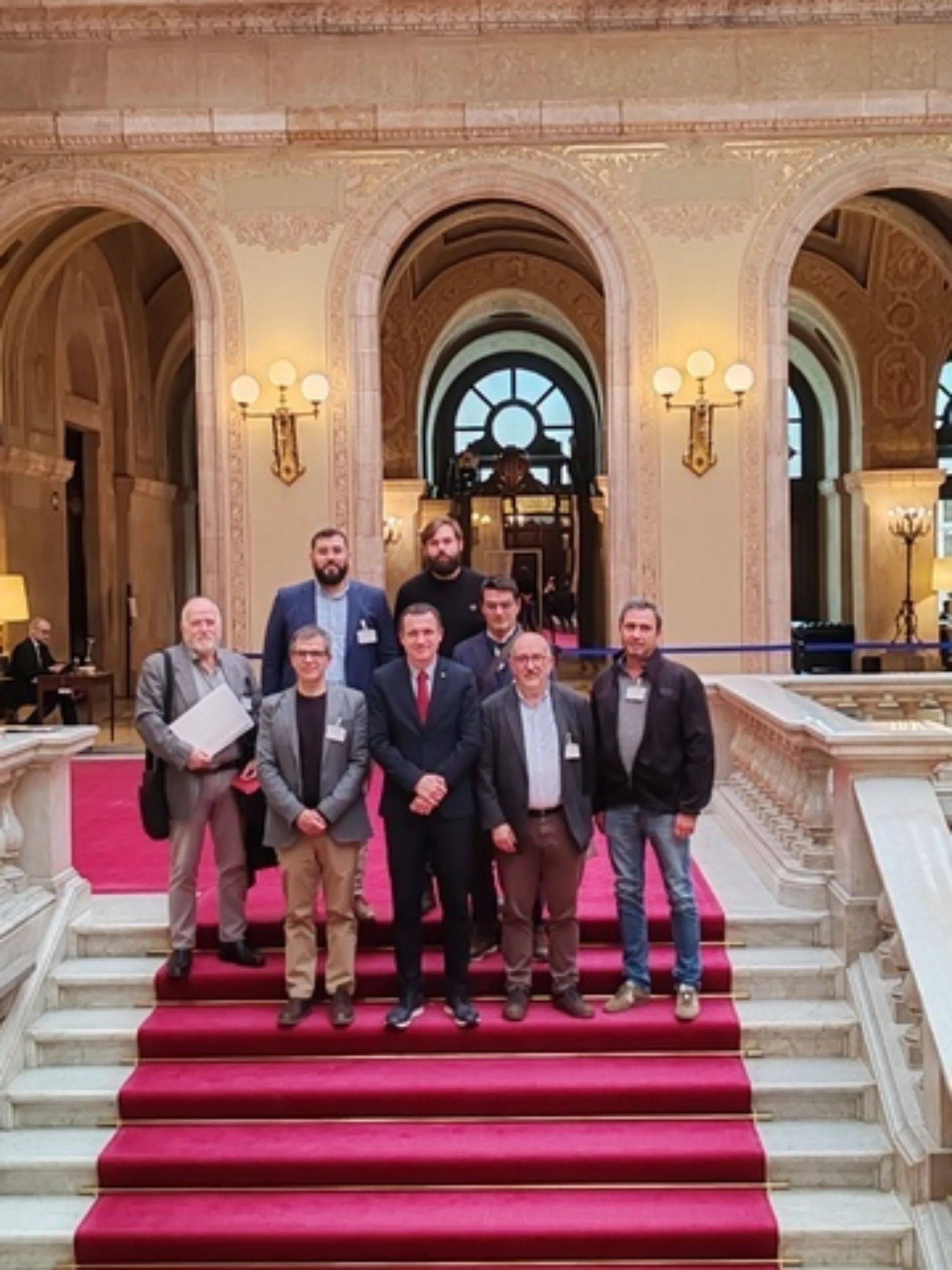 Representantes de Corpinnat y del Govern en la escalinata del Palau de la Generalitat