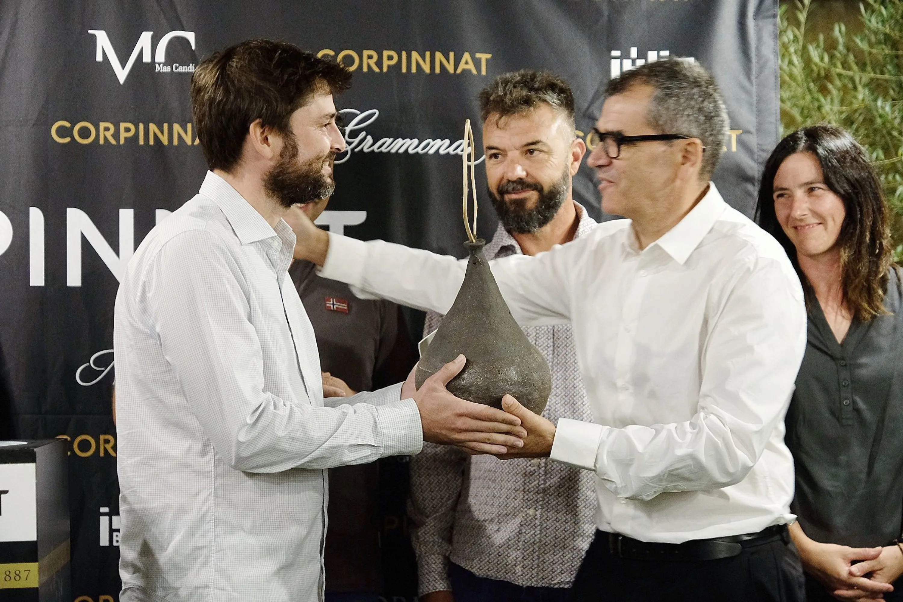 Presentation of Corpinnat's Honorary President award