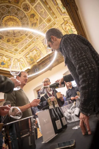 Servicio de corpinnats en una cata en una sala noble